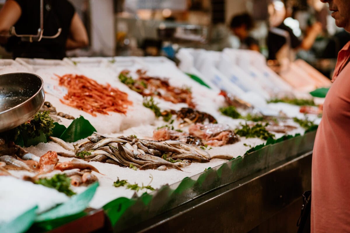 Frischer Fisch auf dem Marktstand