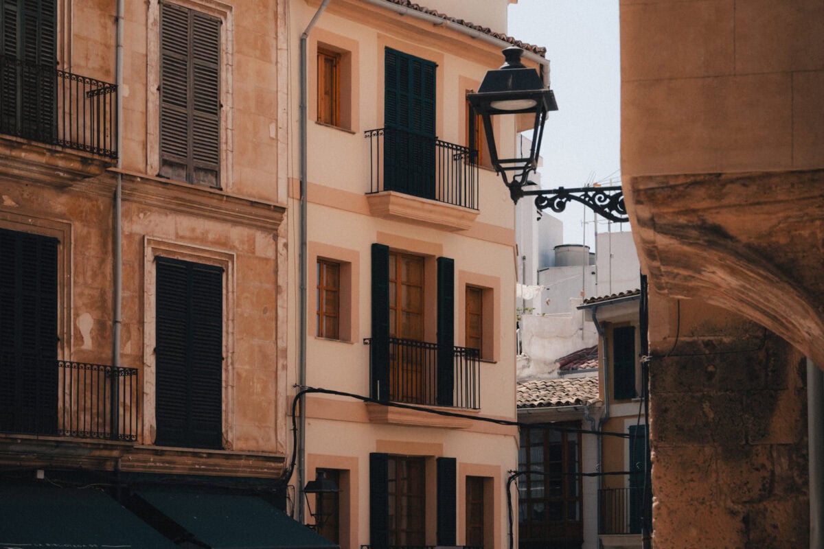 Historische Gebäude mit Balkonen und Fensterläden.