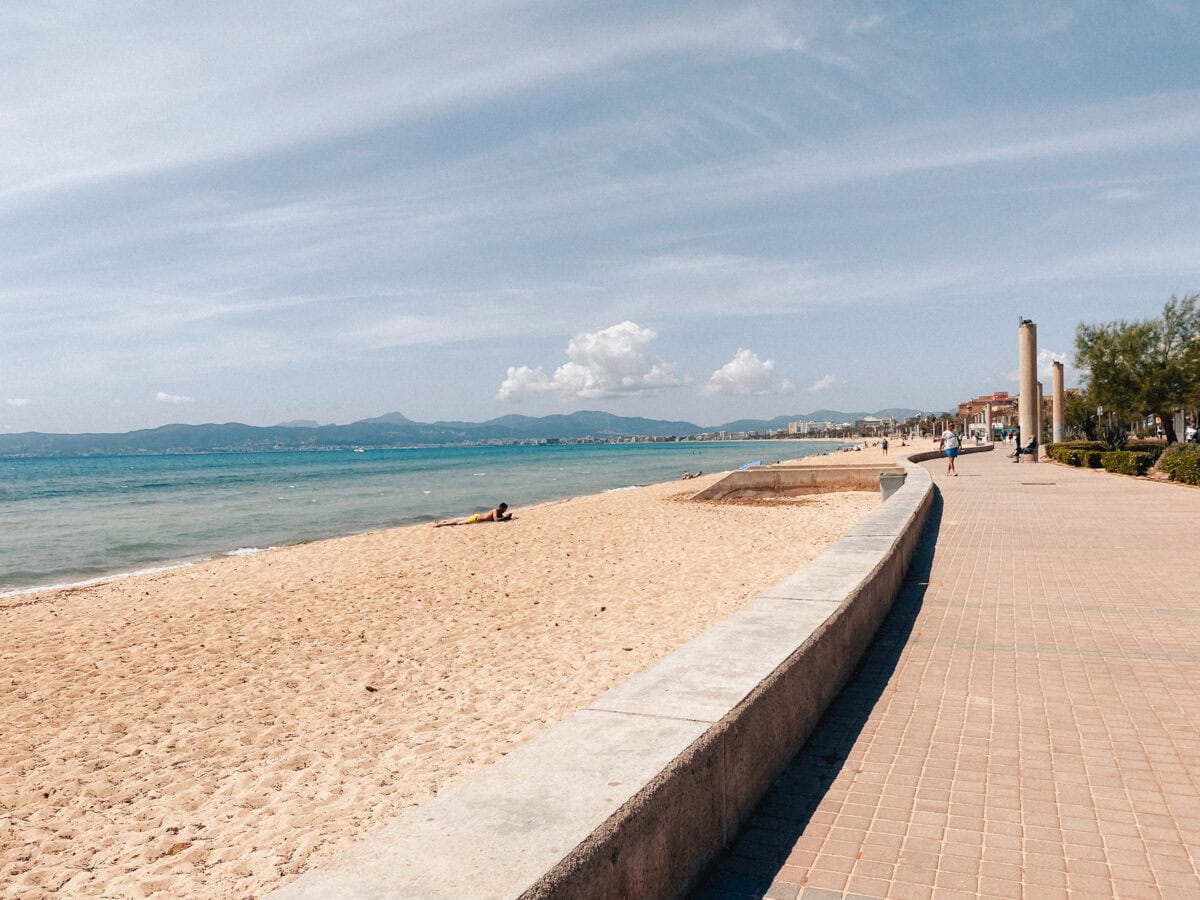 Strand und Promenade bei sonnigem Wetter