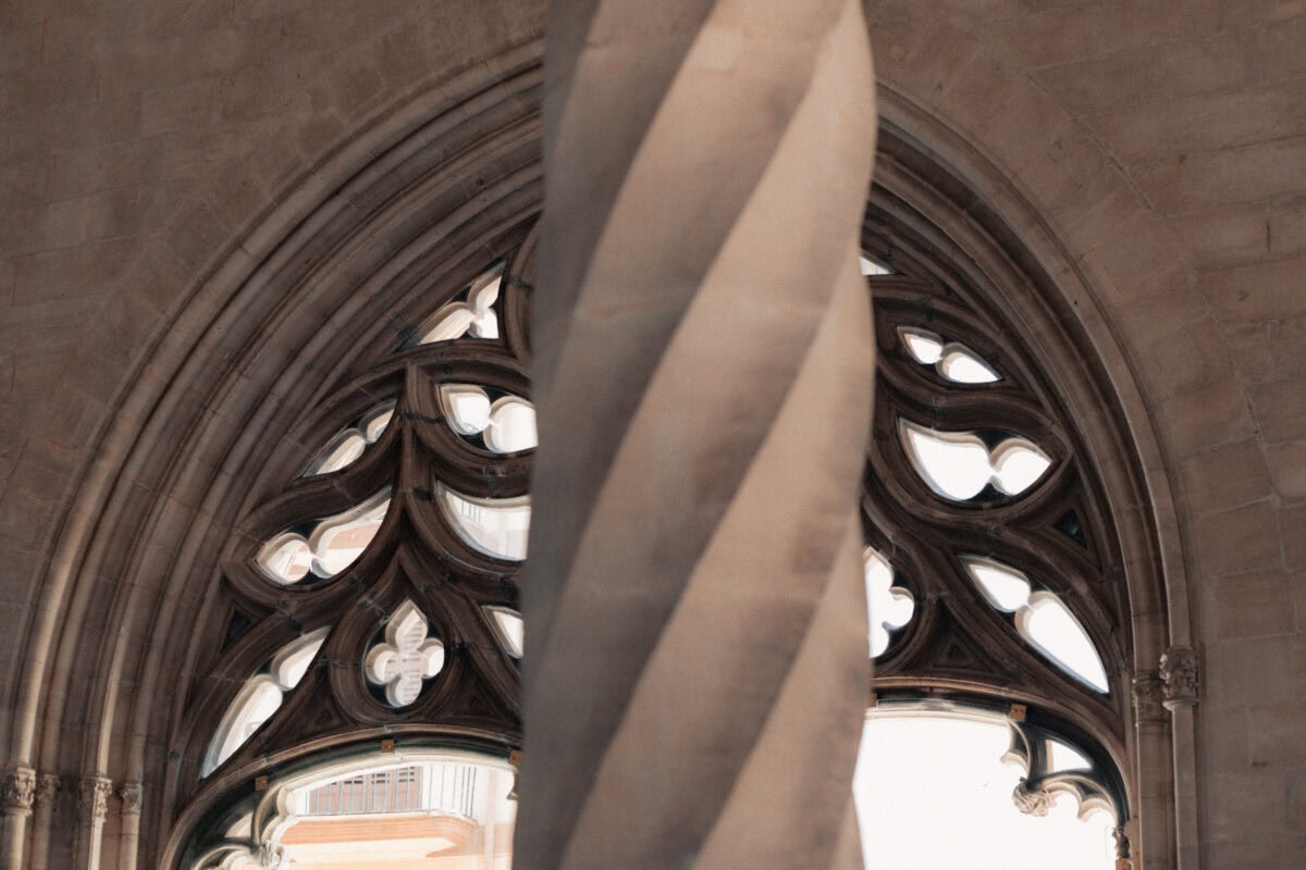Gotisches Fenster und Säule in Kirche
