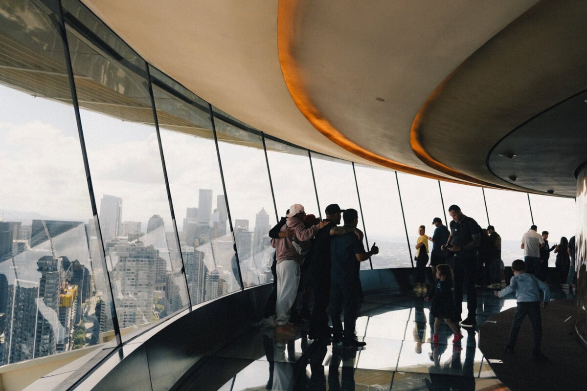 Aussichtsplattform auf der Space Needle mit Blick auf Seattle.