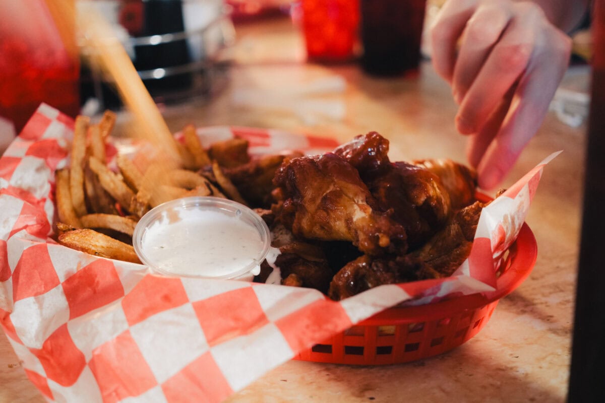 Hähnchen und Pommes mit Dip in Korb