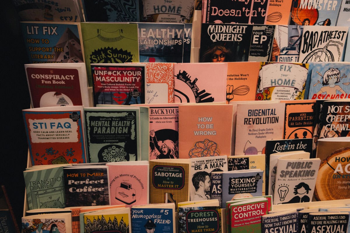 Verschiedene Bücher mit bunten Covern auf einem Ständer.