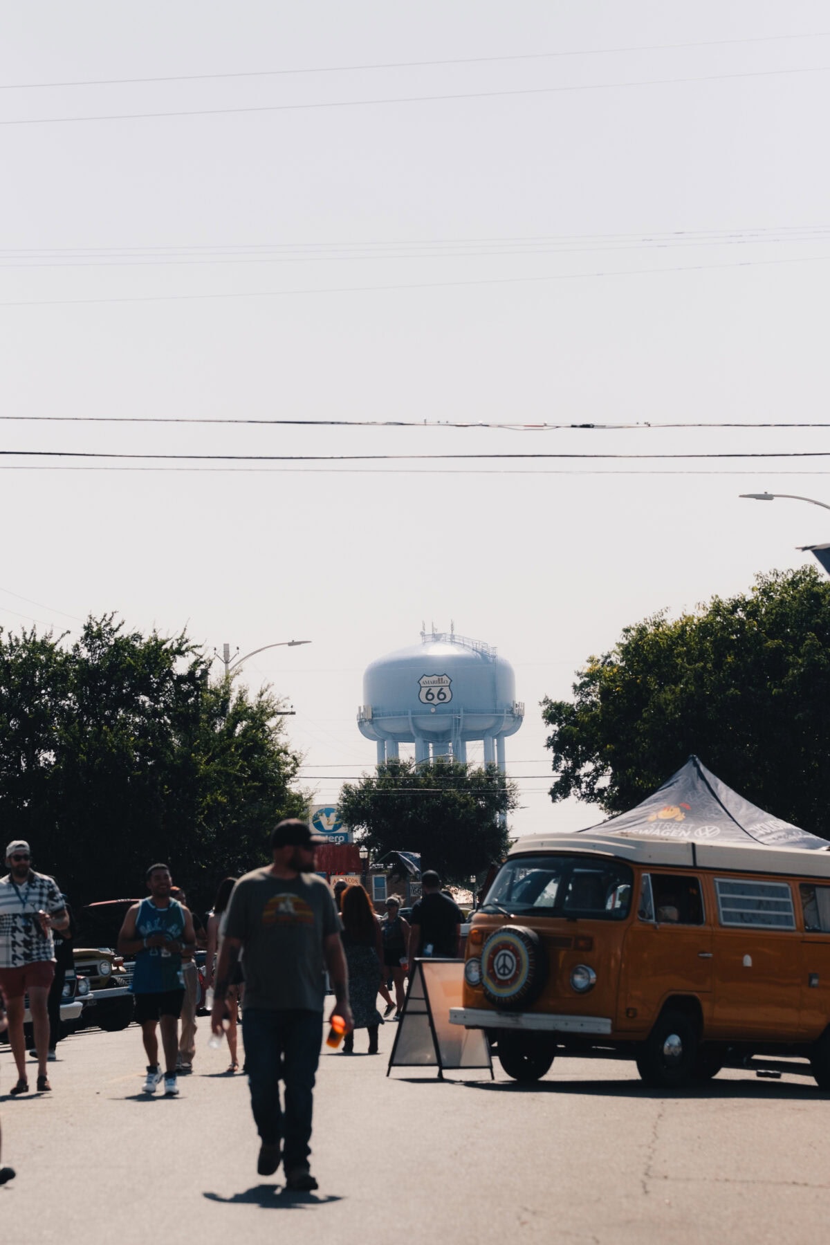 Straßenszene mit Wasserturm und Autos