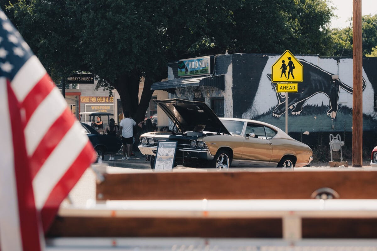 Klassisches Auto mit geöffneter Motorhaube in der Stadt.