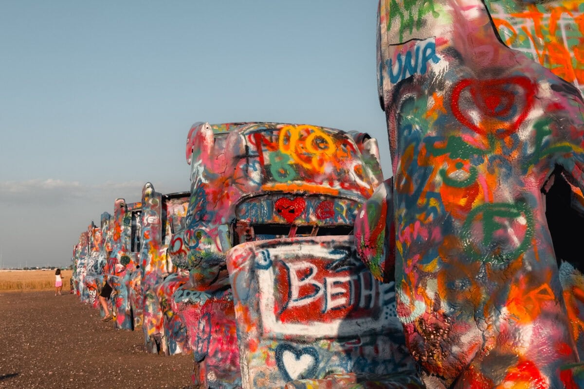 Bunte, bemalte Autowracks in der Wüste