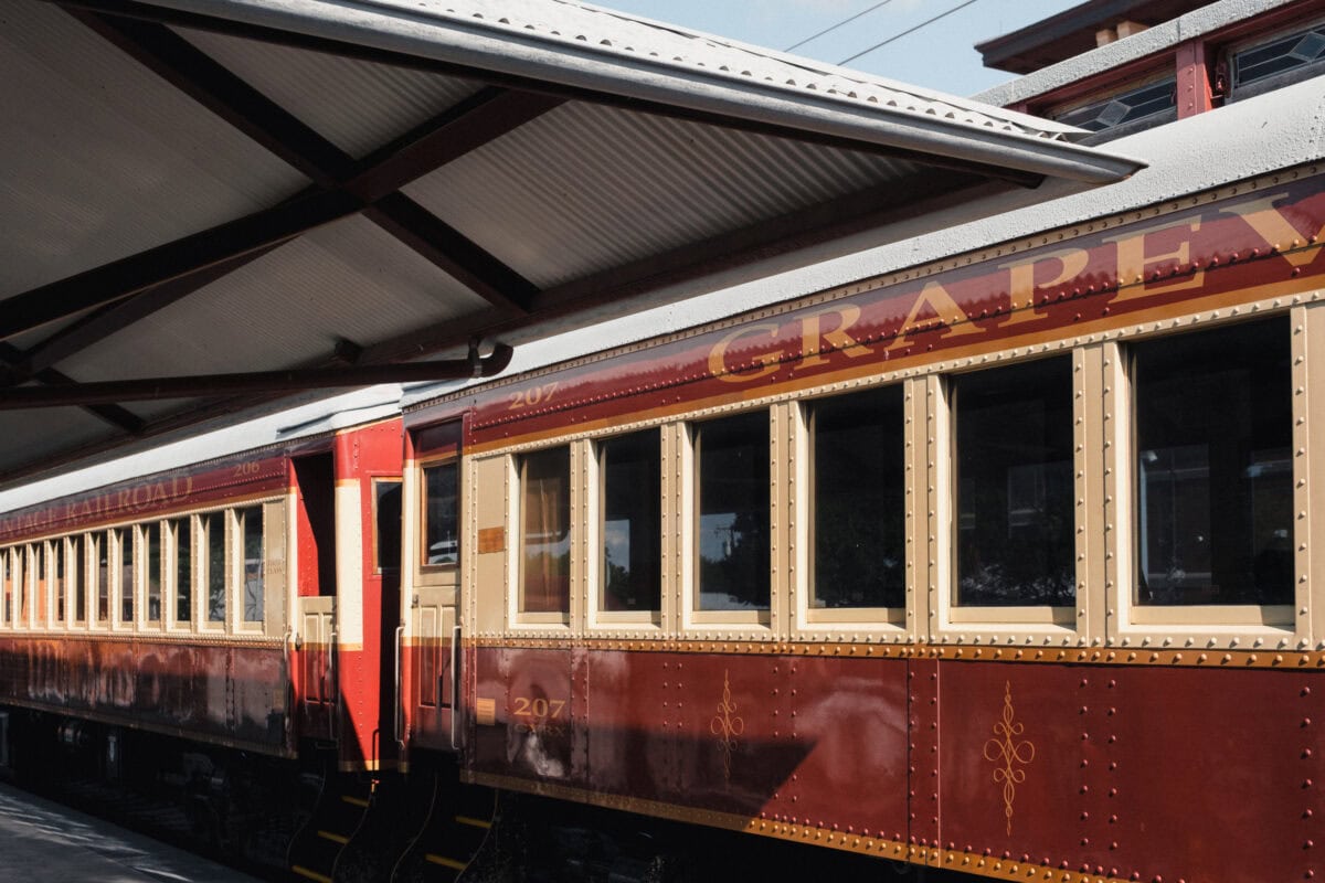 Roter Waggon am Bahnhof im Sonnenlicht.