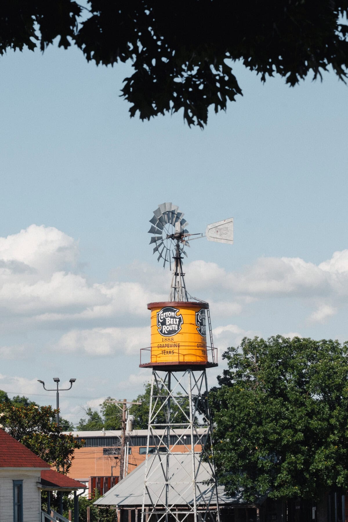 Wasserturm mit Windmühle im Hintergrund
