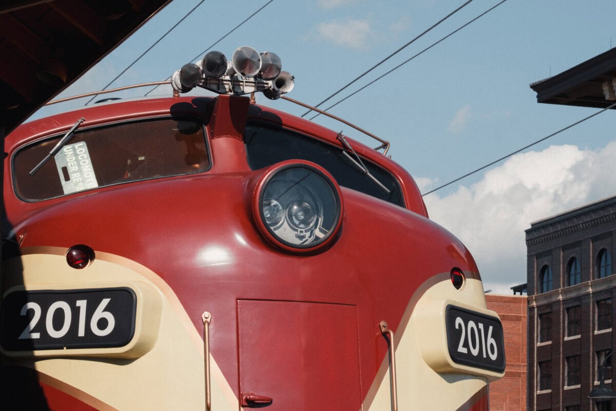 Rote Lokomotive mit der Nummer 2016 an Bahnhof