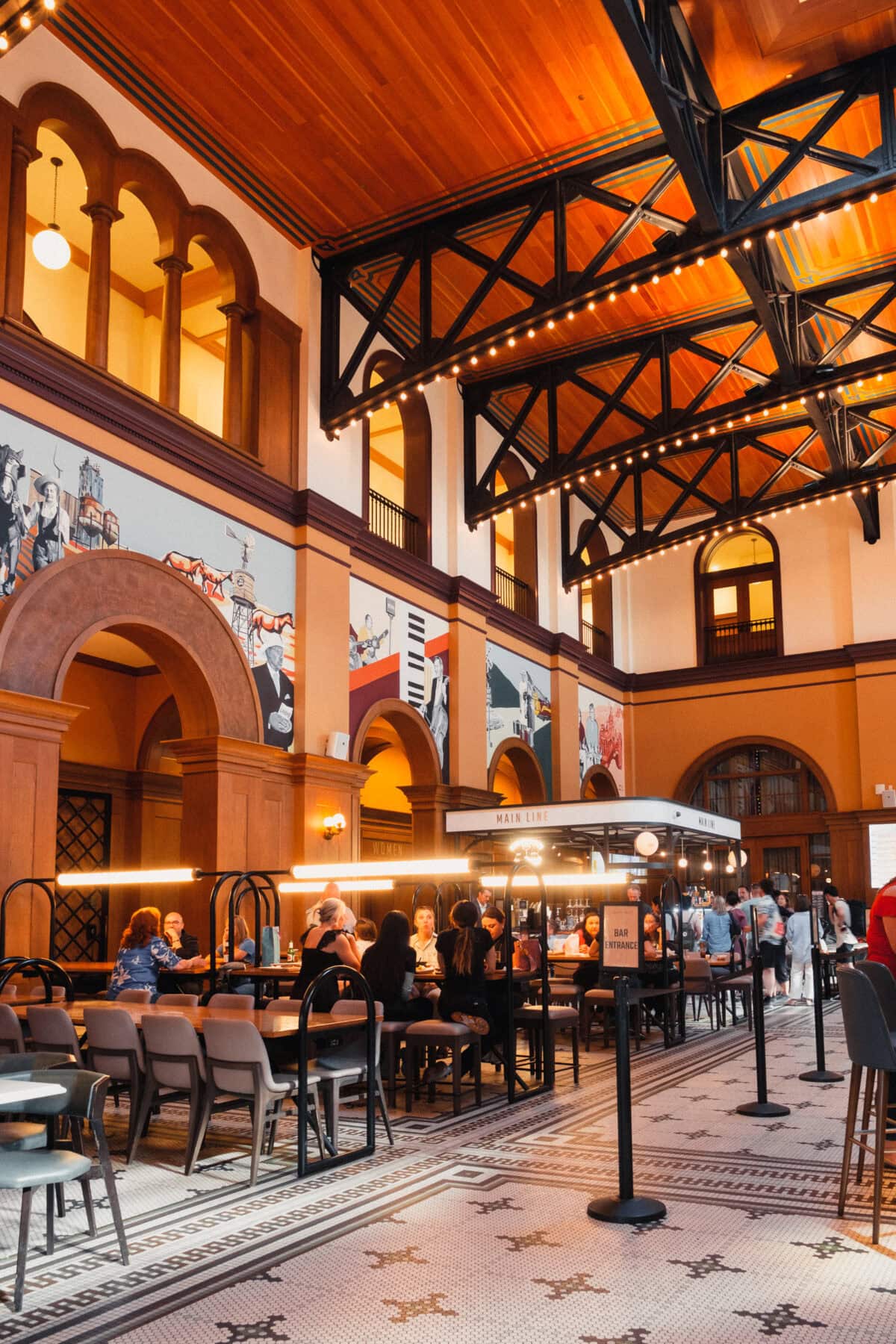 Innenraum mit Sitzbereich und dekorativer Decke.