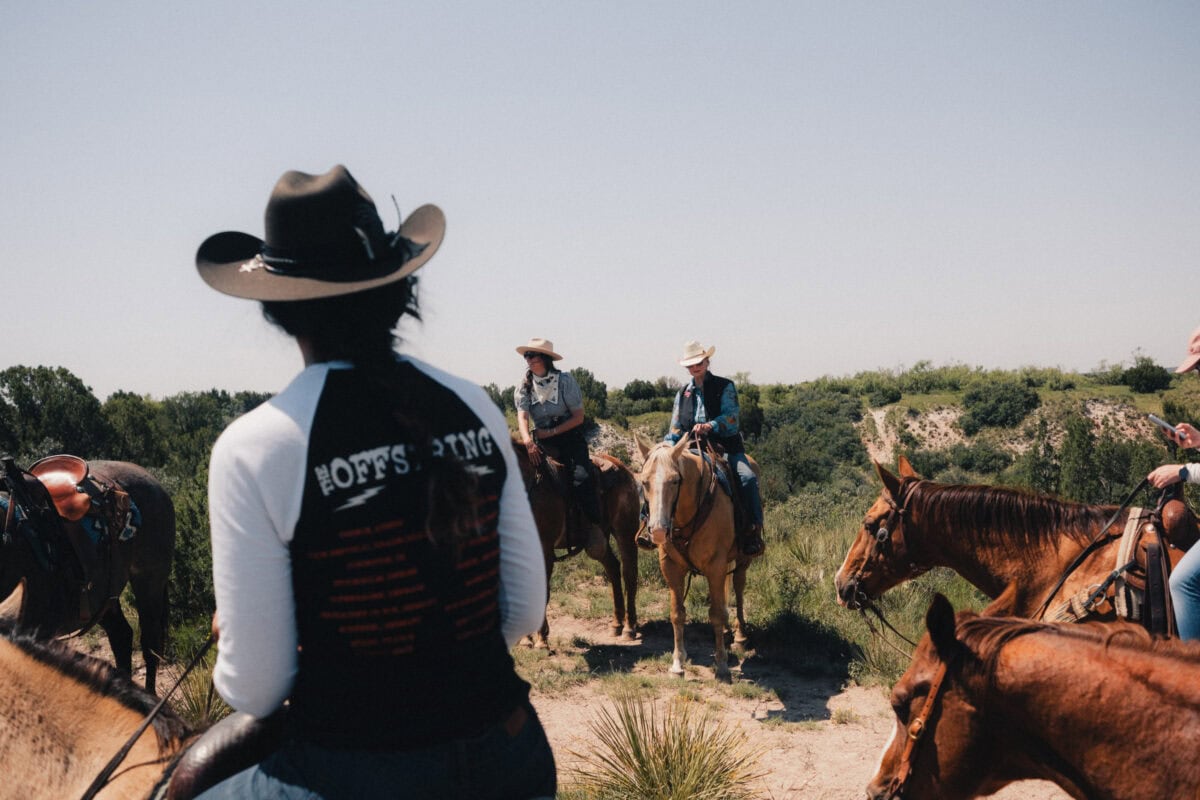Personen reiten auf Pferden in der Natur