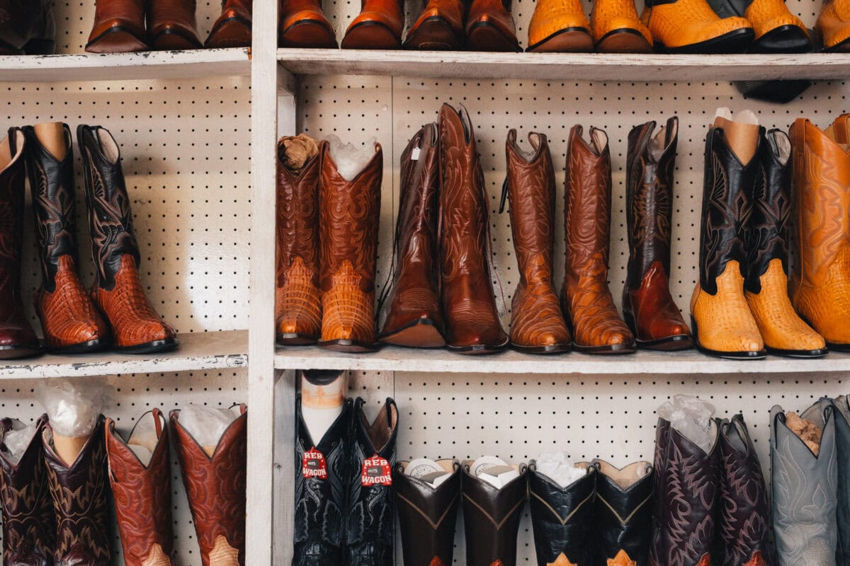 Verschiedene Cowboy-Stiefel in einem Regal