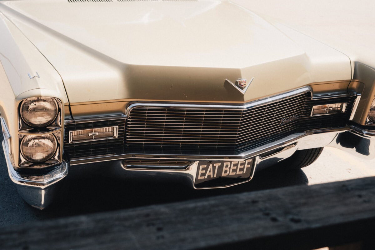 Klassischer goldener Cadillac mit ungewöhnlichem Nummernschild.