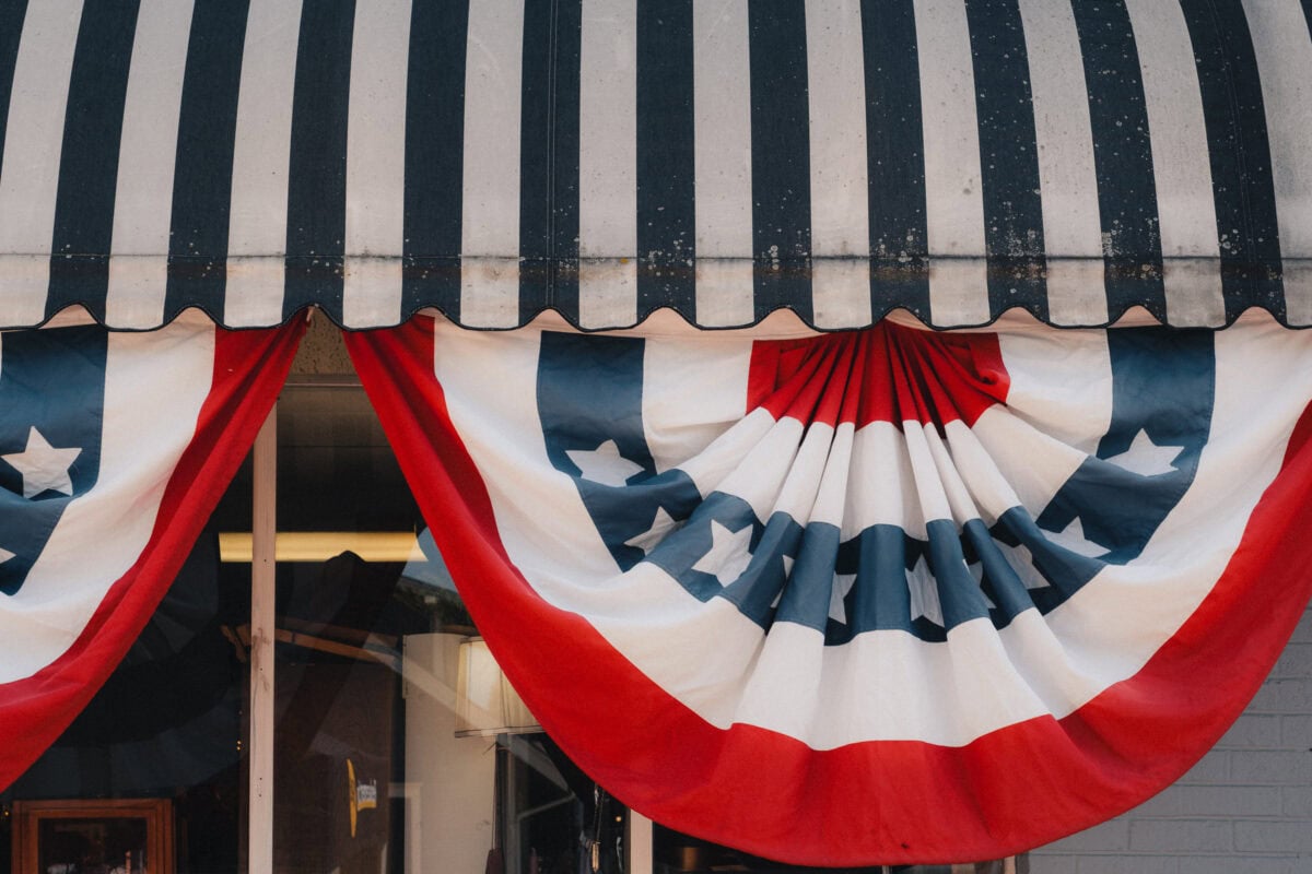 Bunter Baldachin mit Streifen und Sternenmuster