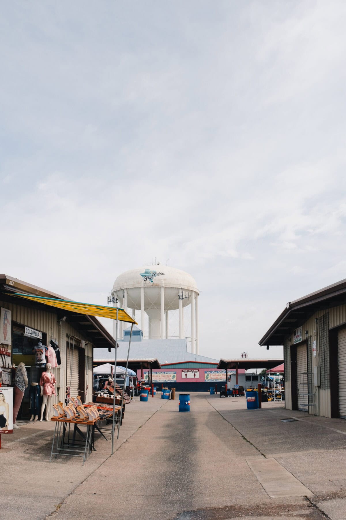 Ladenstraße mit Wasserturm im Hintergrund.