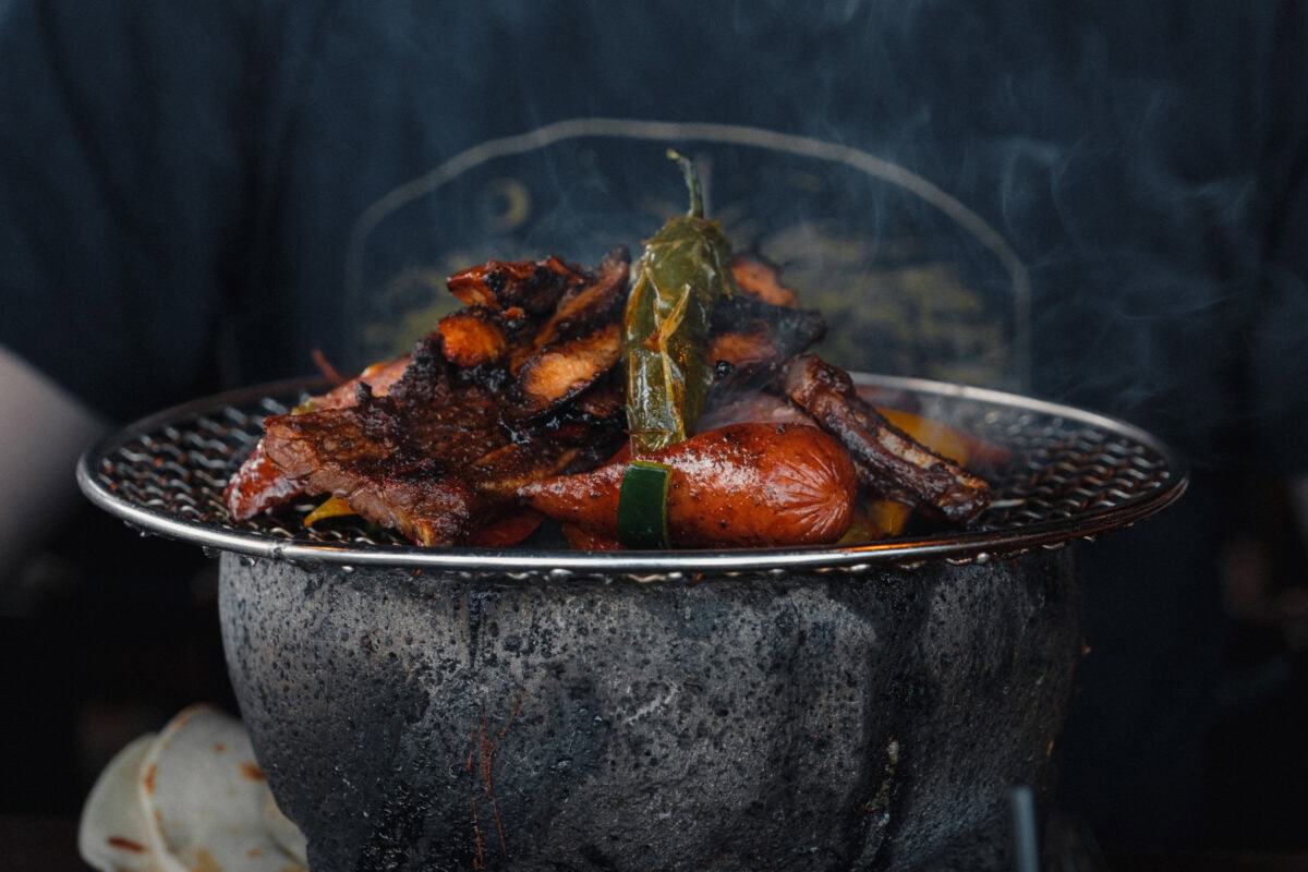 Gegrilltes Fleisch auf Holzkohlegrill serviert