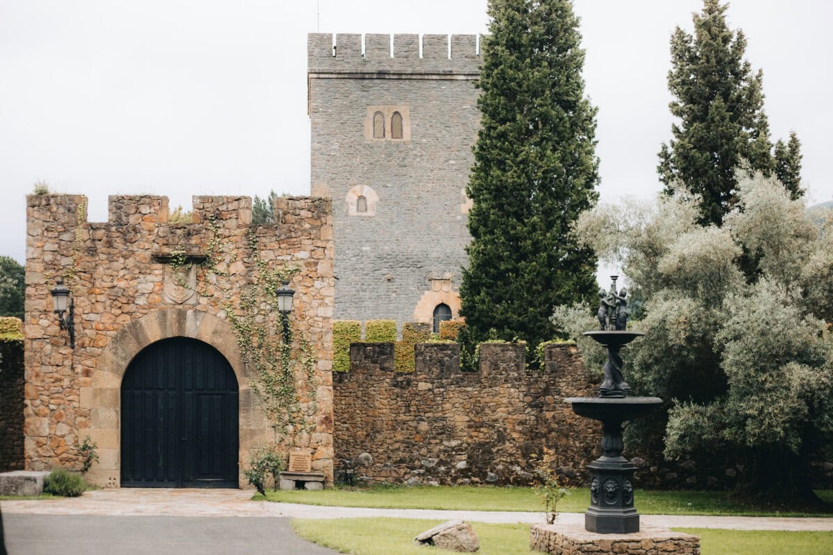Historische Steinmauer mit Turm und Garten