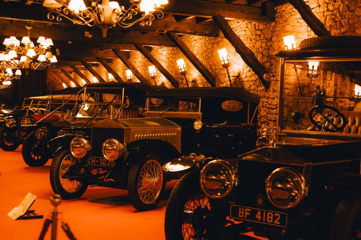 Oldtimer-Ausstellung in beleuchtetem Museum