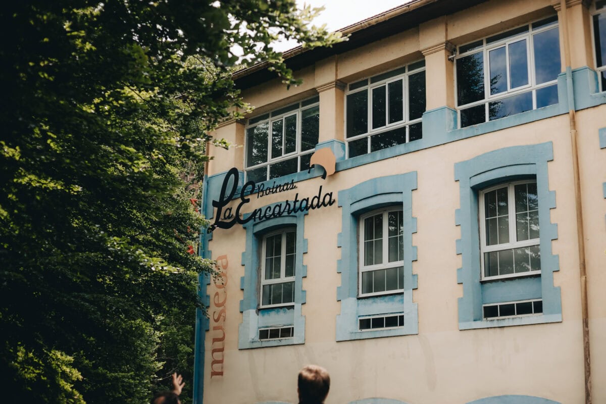 Historisches Gebäude mit blauer Fassade und Fenstern.