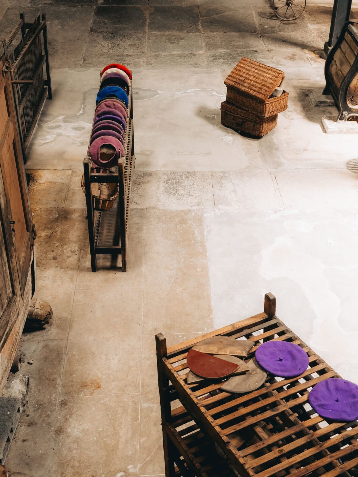 Gestelle mit farbigen Filzhüten in Fabrik