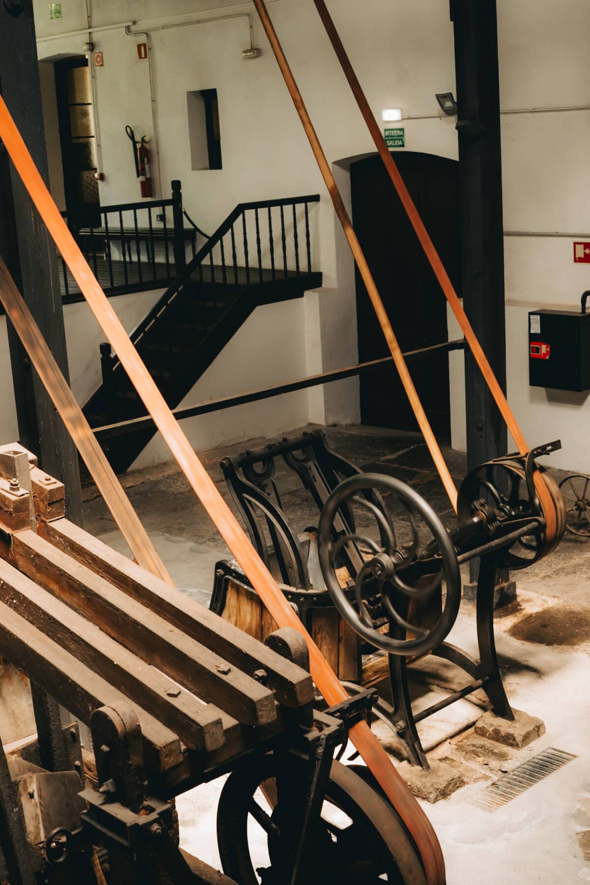 Industriehalle mit Maschinen und Treppenhaus