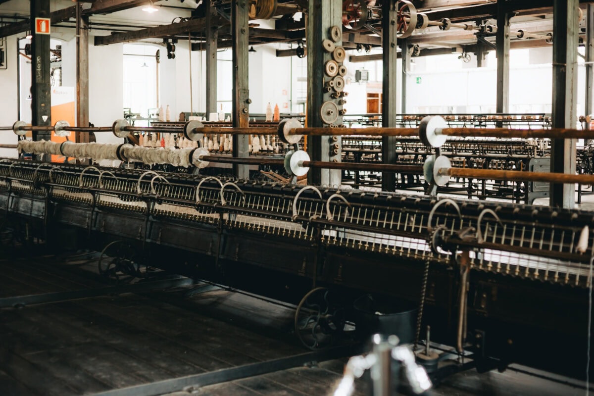 Historische Spinnerei mit Maschinen im Inneren