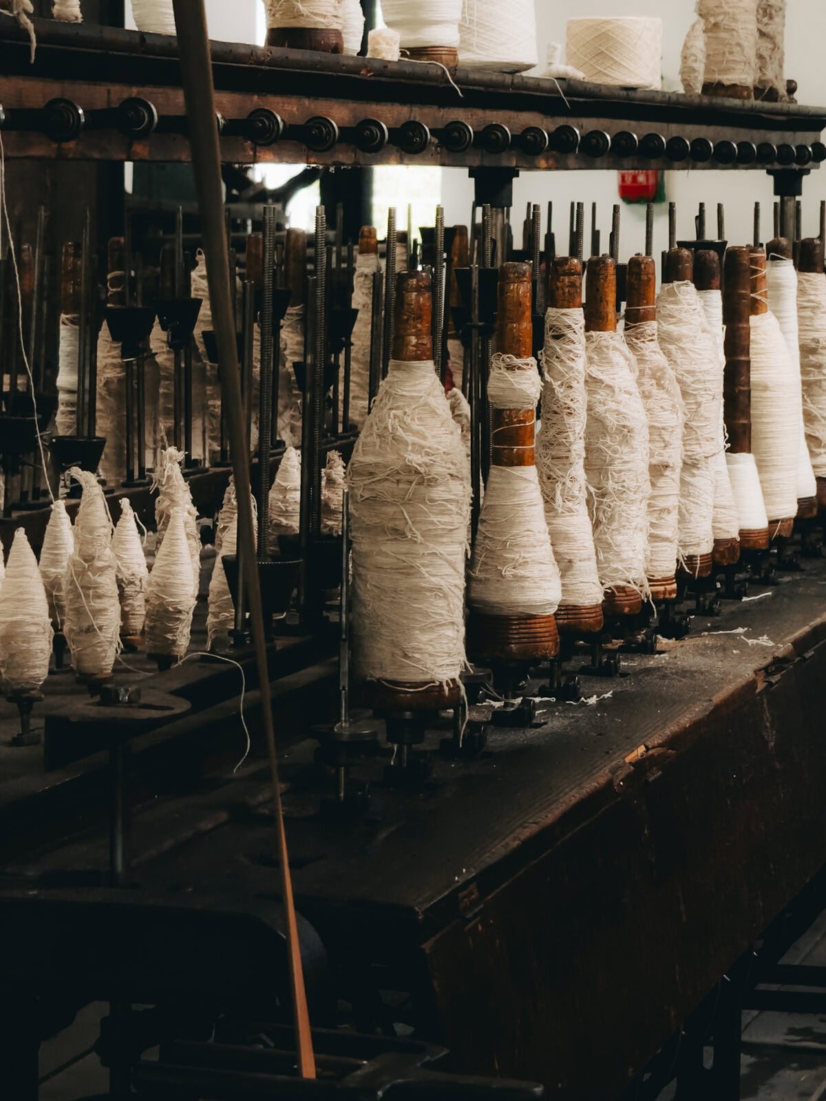 Spinnmaschine mit Garnspulen in Fabrik