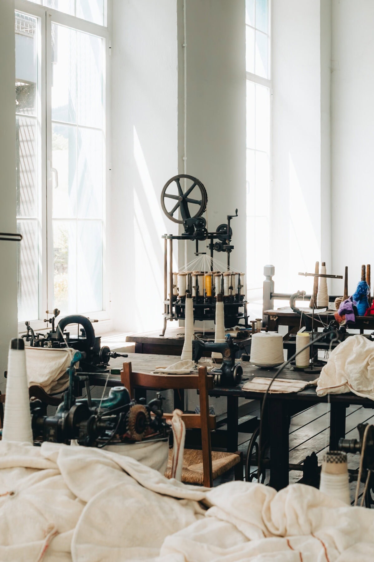 Historische Textilmaschinen in heller Werkstatt