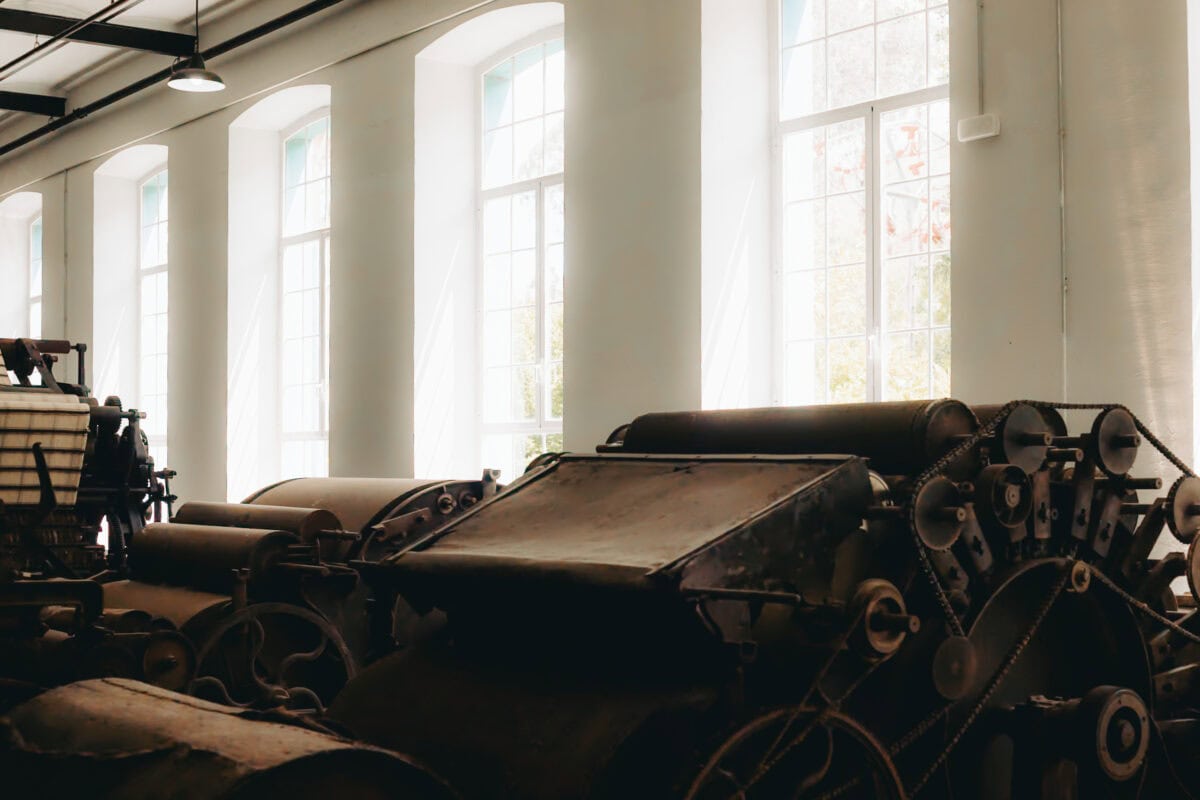 Alte Maschinen in sonnigem Raum