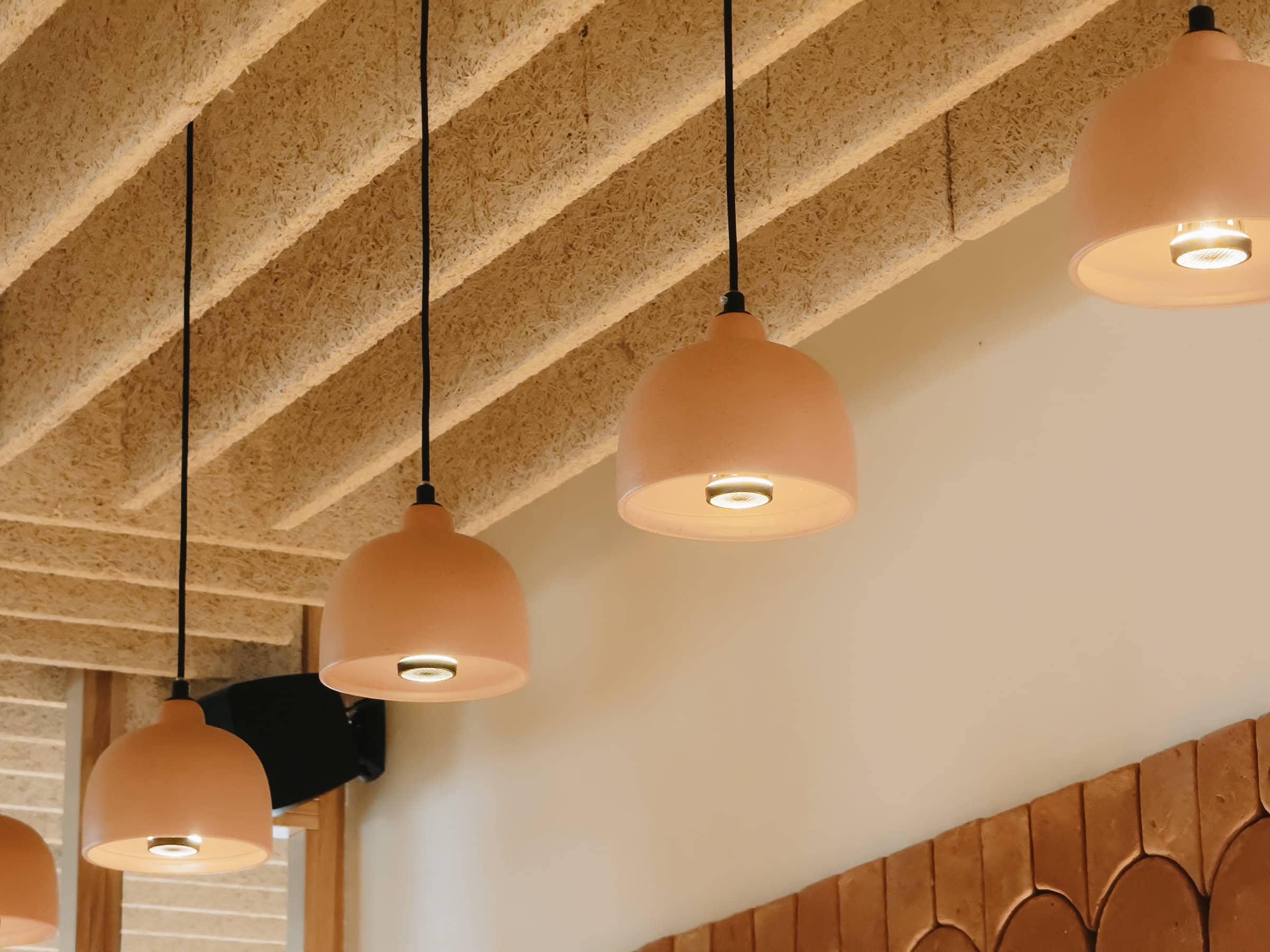 Hängende Pendelleuchten im modernen Innenraum im Restaurant Teike in Balmaseda