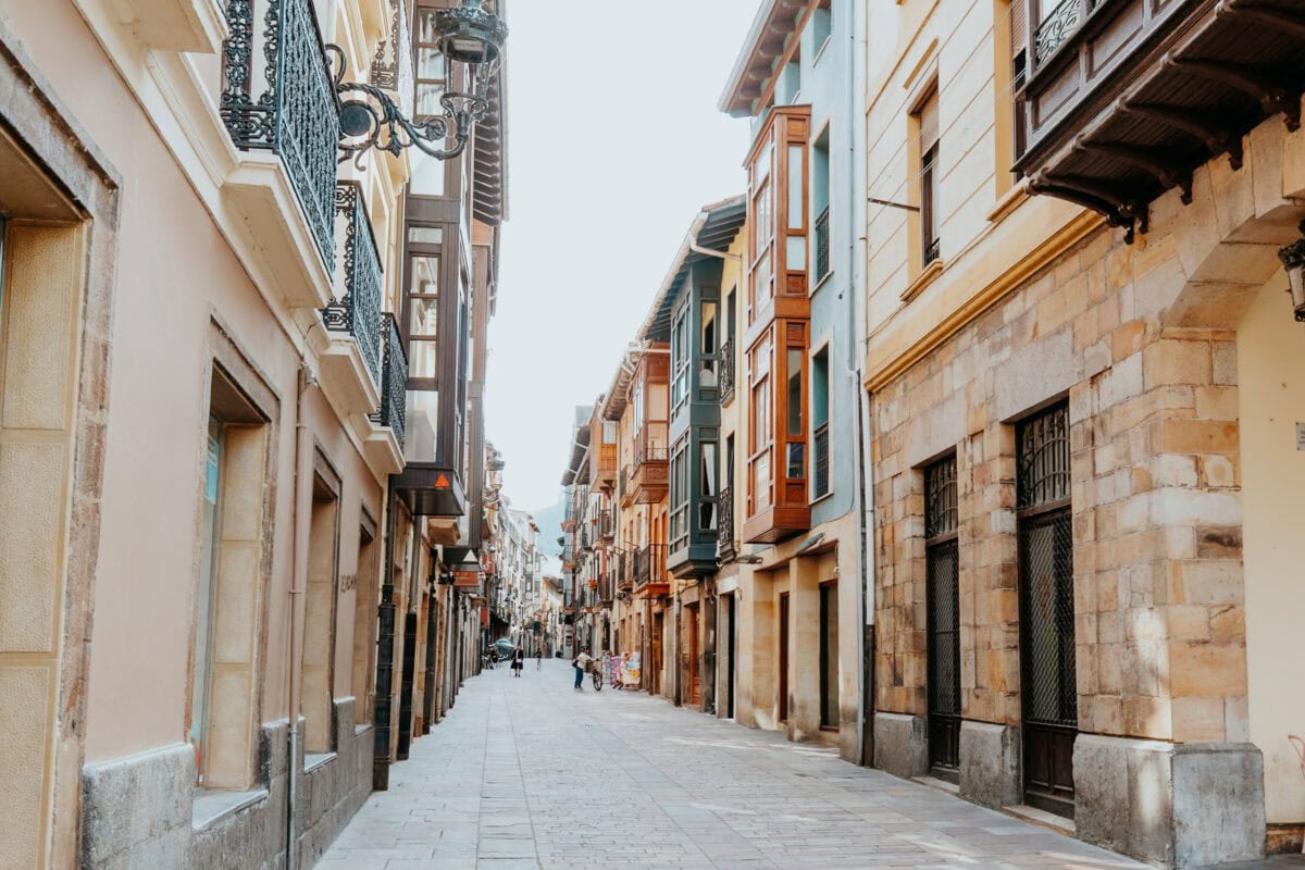 Historische Straße mit bunten Gebäuden.