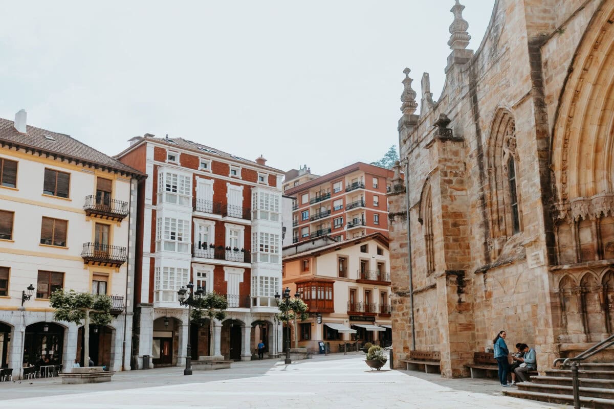 Historische Gebäude an sonnigem Platz