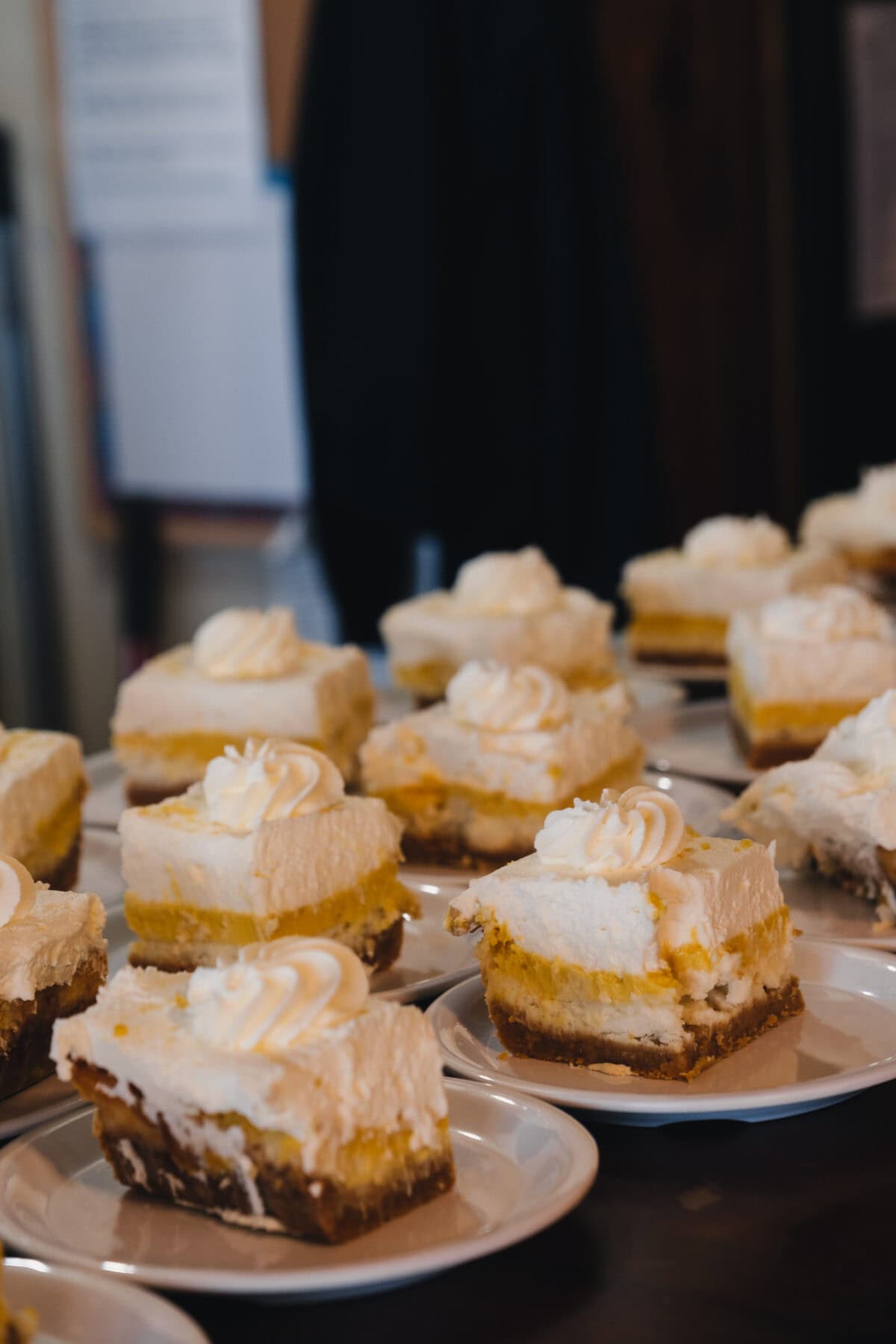 Stücke Zitronenkuchen auf Tellern serviert.