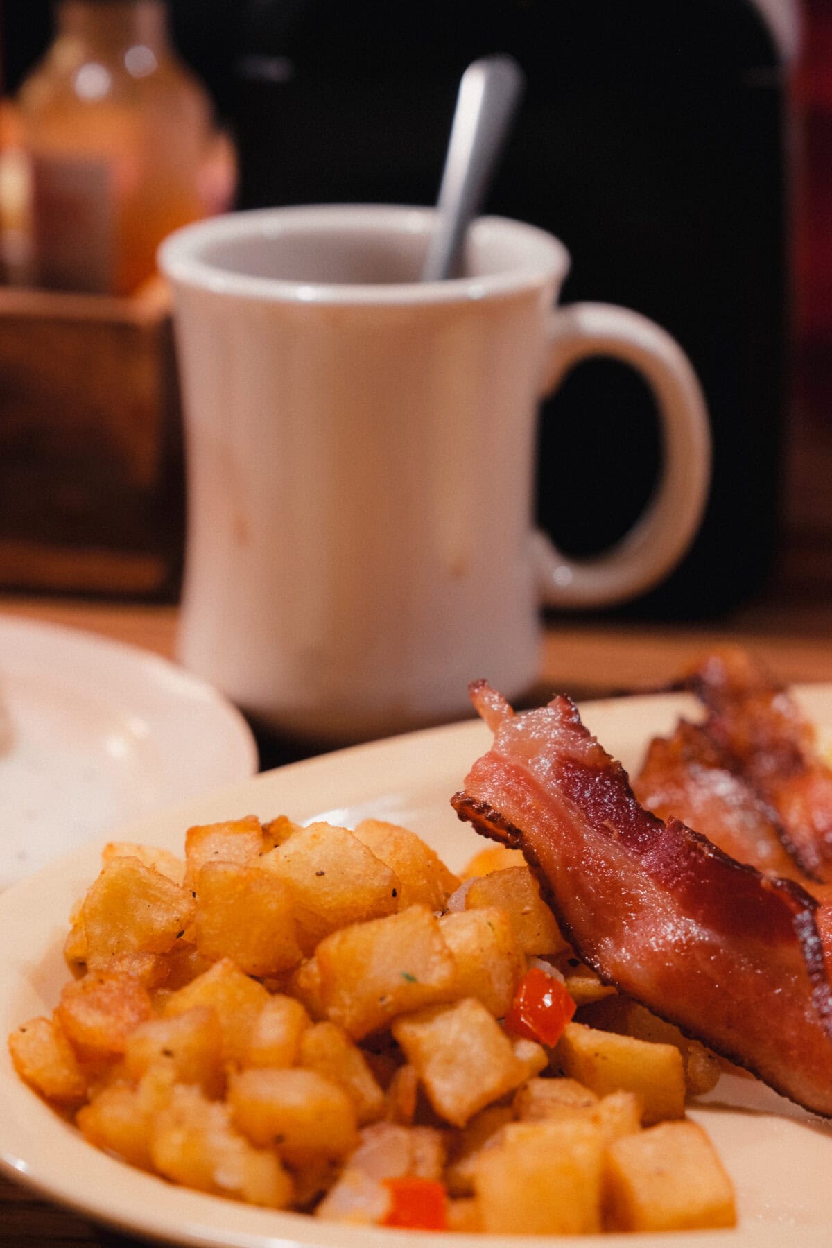 Frühstück mit Kartoffeln, Speck und Kaffee