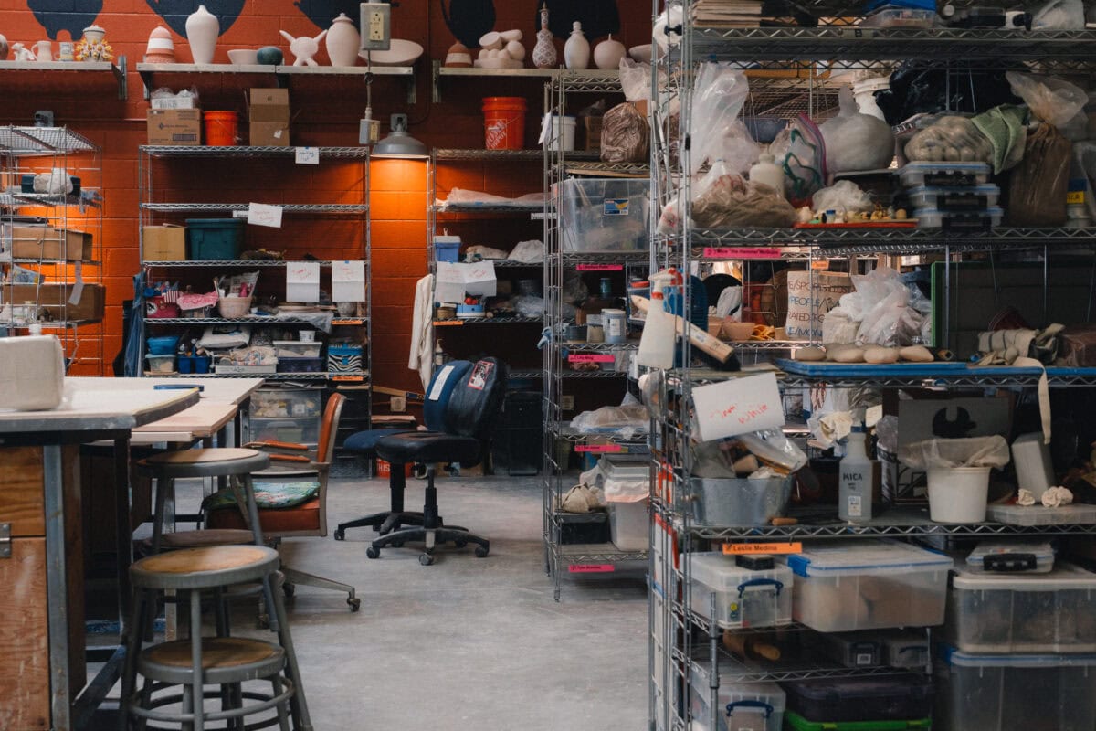 Keramikwerkstatt mit Materialien und Regalen