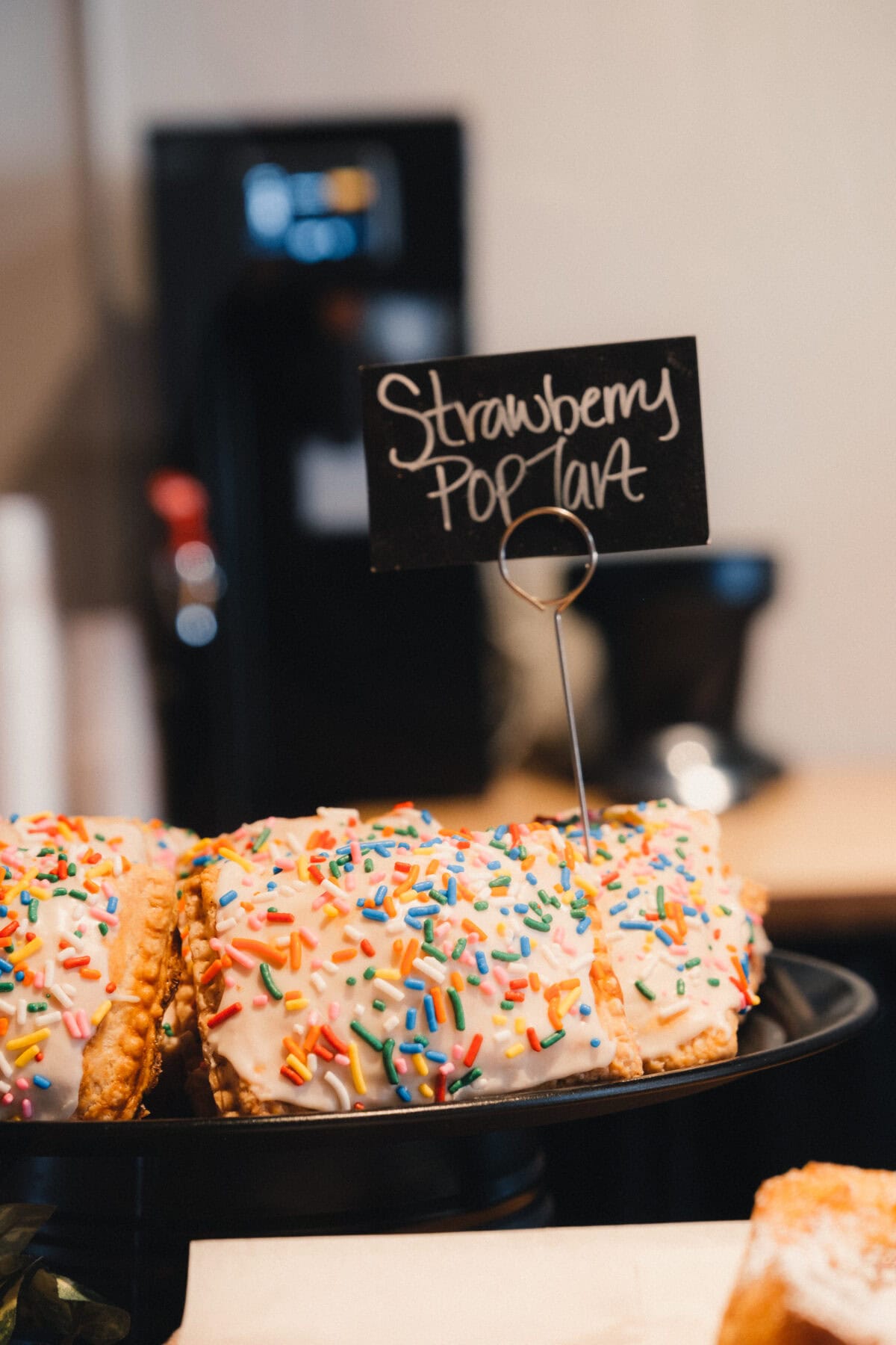 Bunte Pop-Tarts mit Beschriftung auf Teller