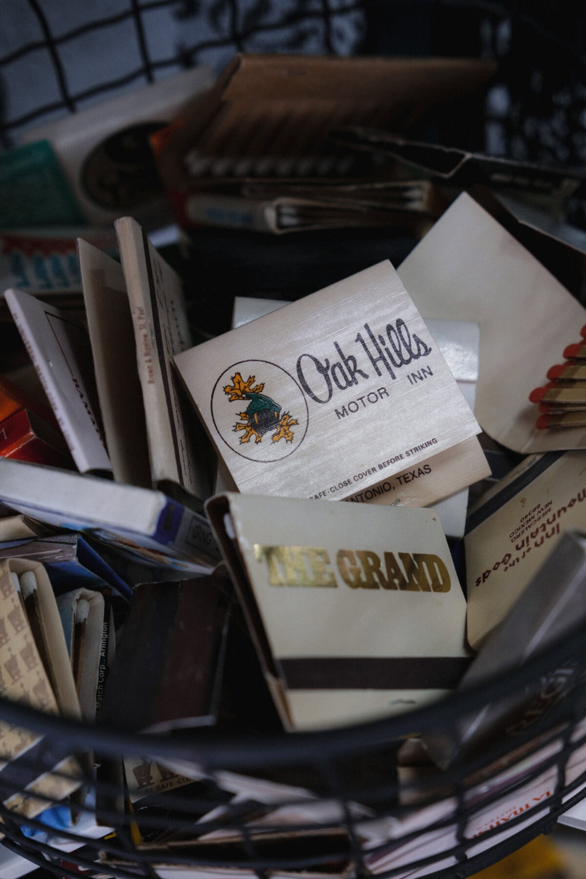 Sammlung von Streichholzbriefchen in einem Korb