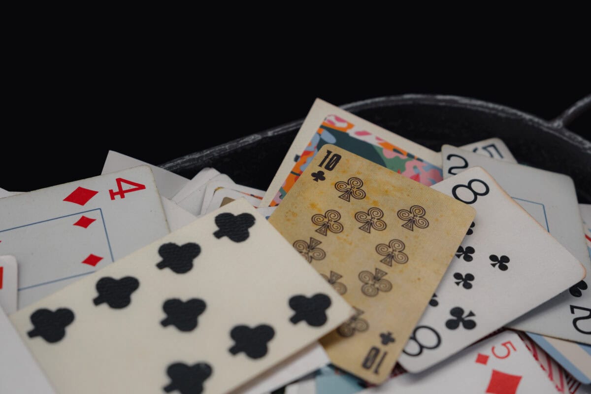 Spielkarten mit Kreuz und Karo Symbolen.