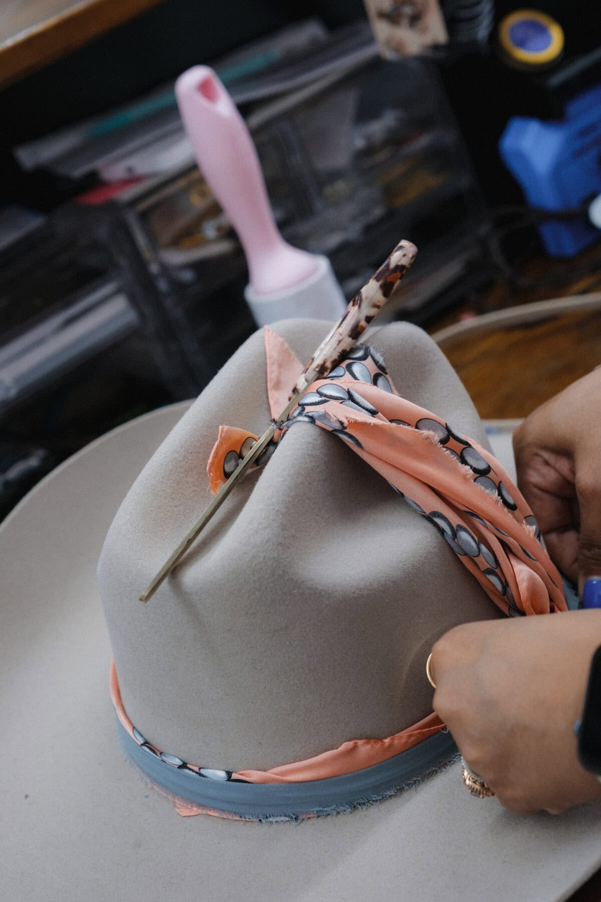 Hand dekoriert Filzhut mit Schal und Feder