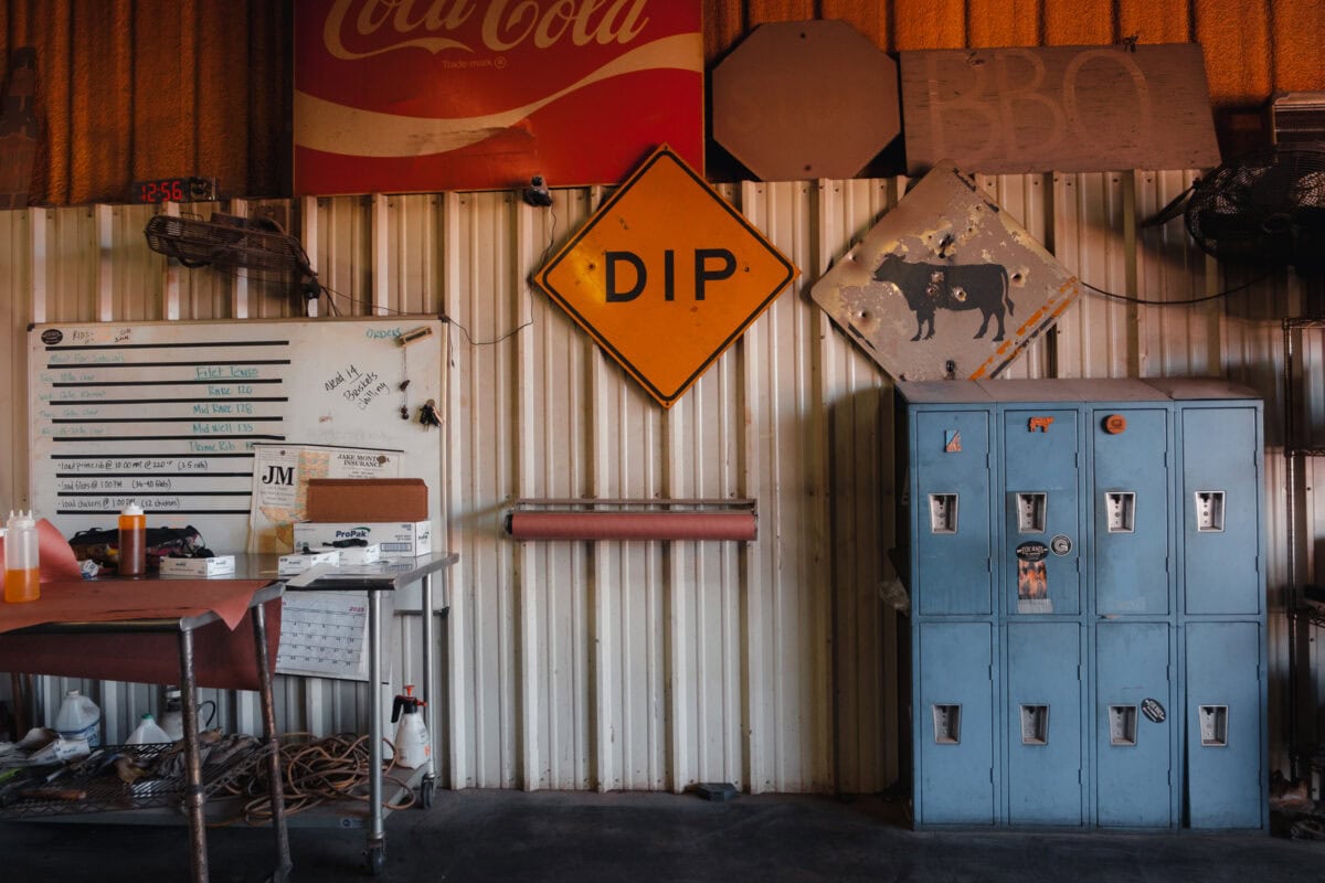 Werkstattwand mit Schildern und Schränken