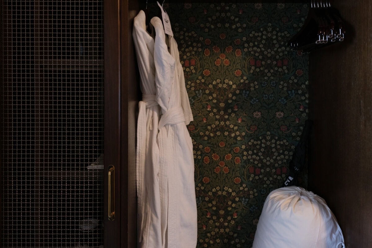 Kleiderschrank mit Bademantel und Kleiderbügeln