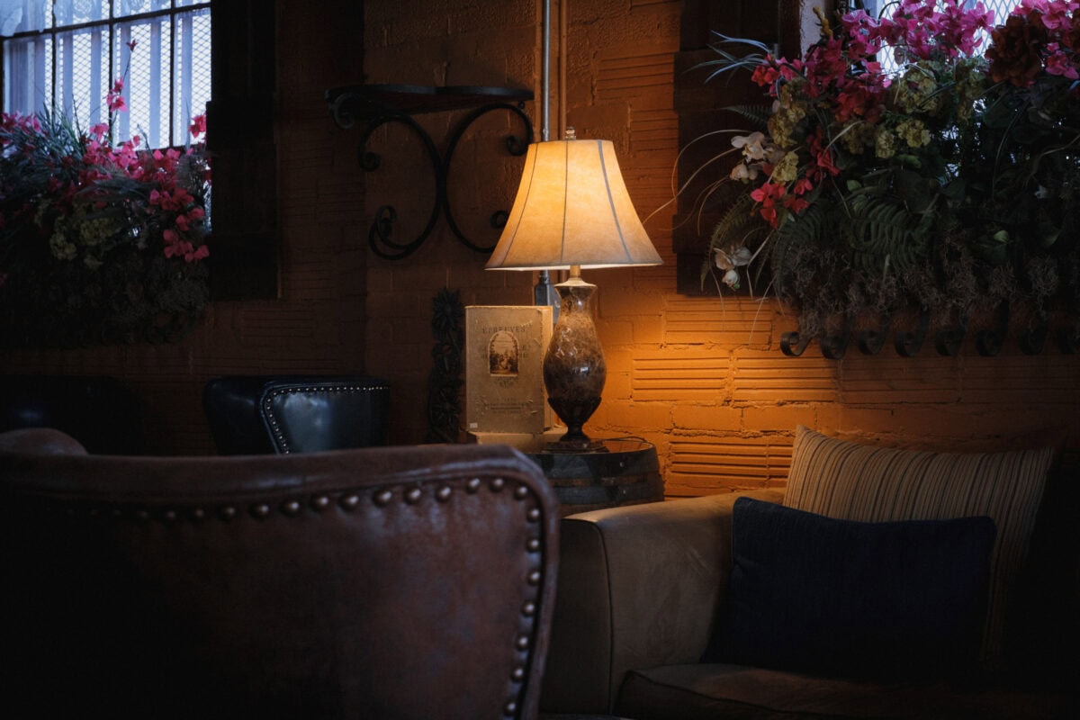 Gemütliches Wohnzimmer mit Lampe und Blumen