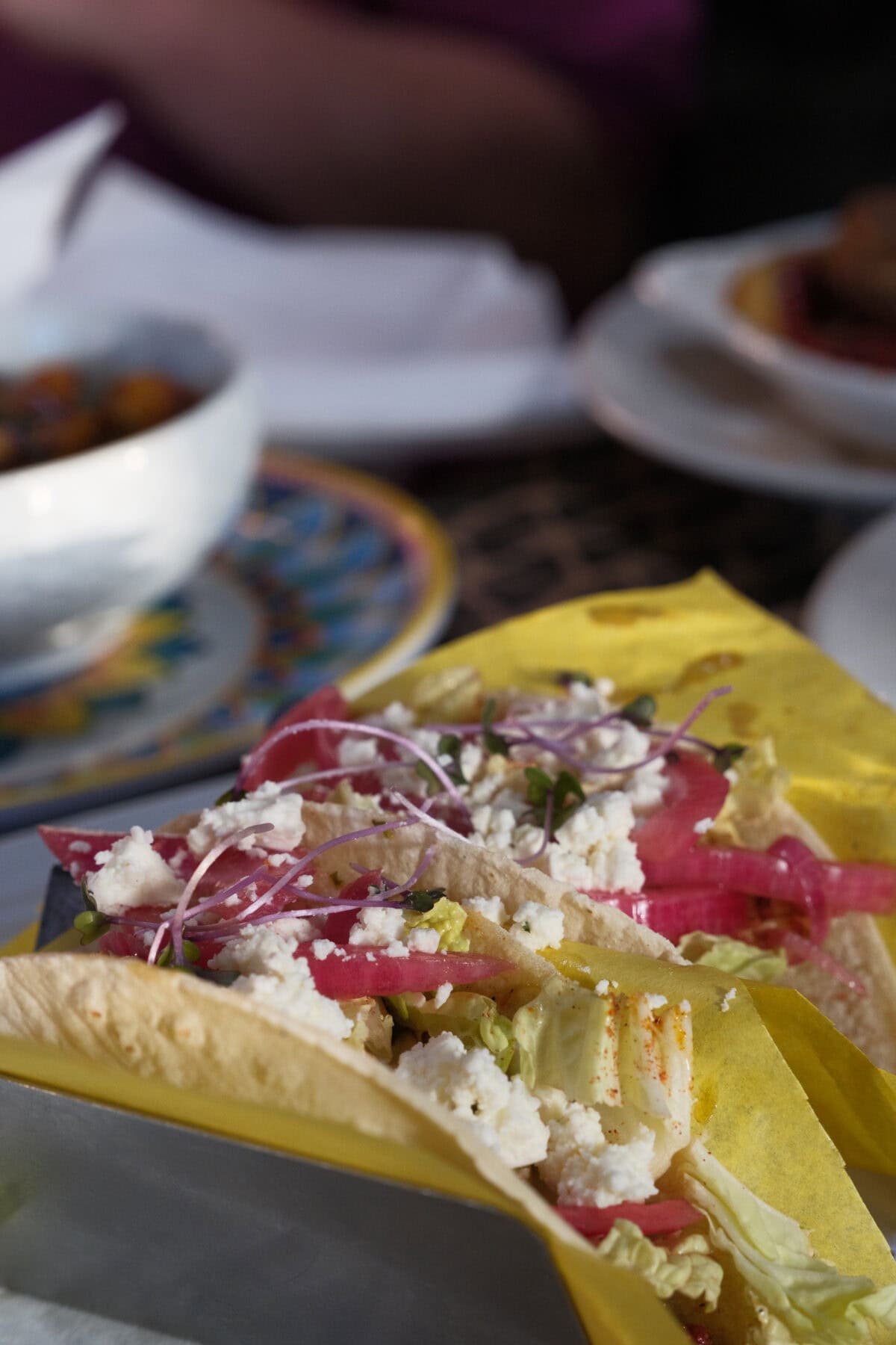 Nahaufnahme von Tacos auf einem Tisch