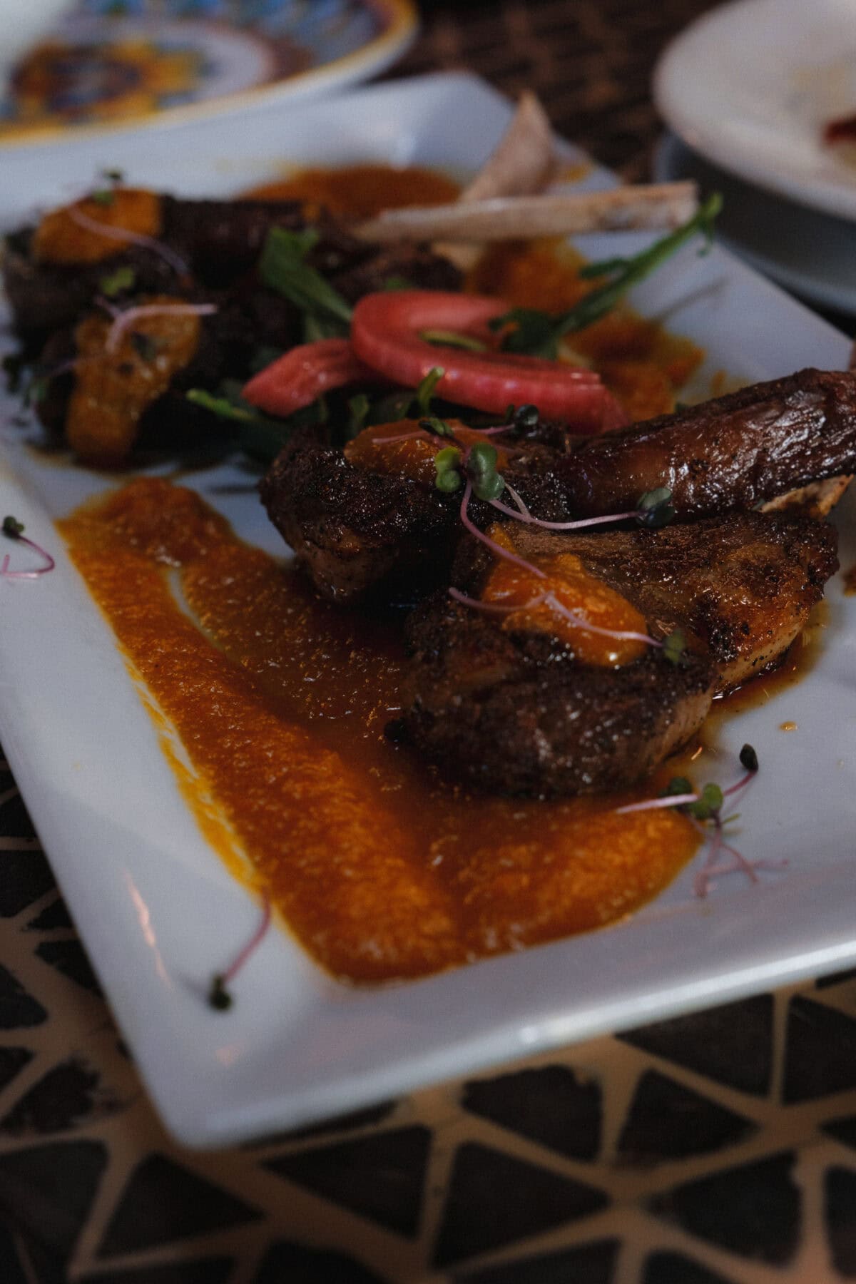 Gegrilltes Lammfleisch auf Teller mit Gemüsebeilage.