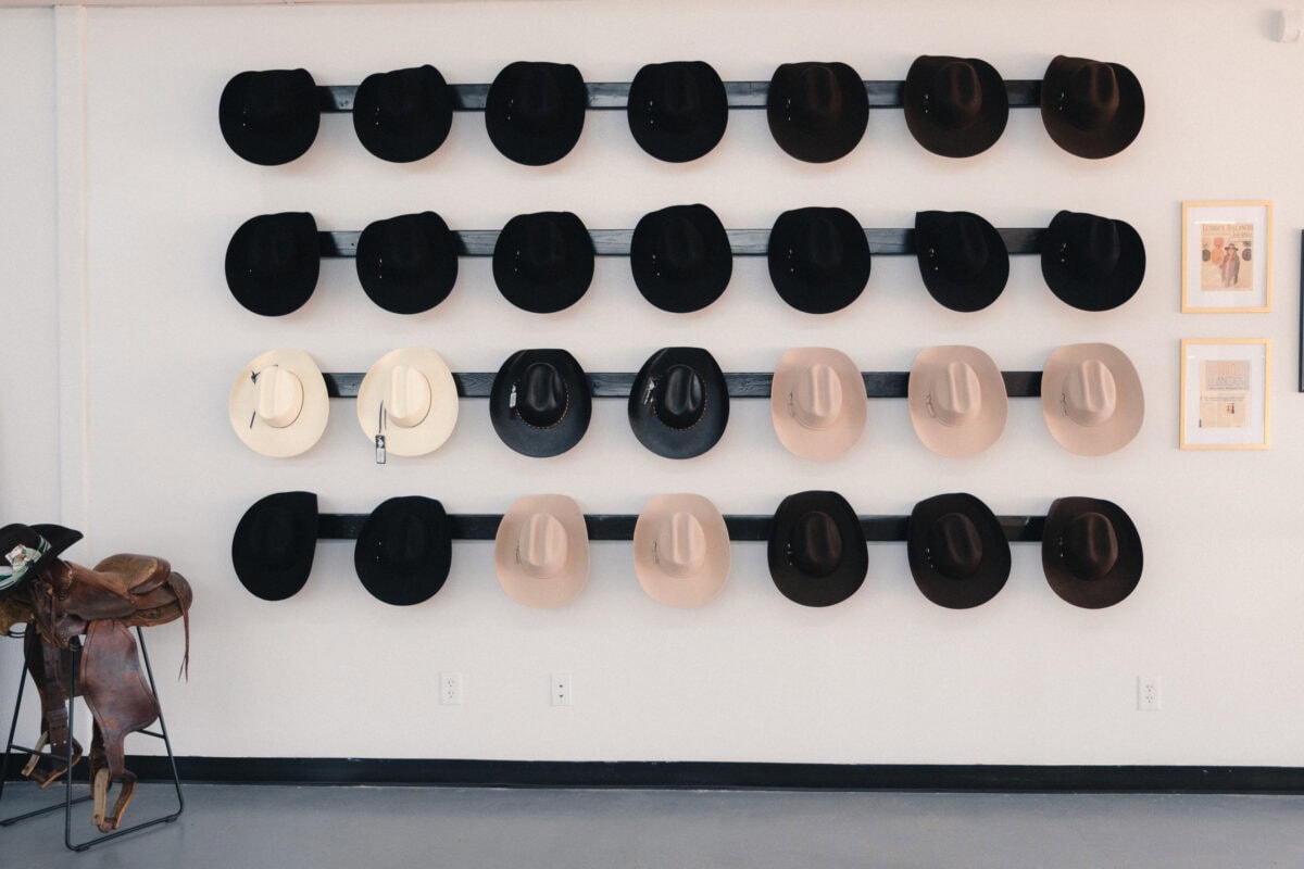 Cowboyhüte an der Wand, verschiedene Farben.