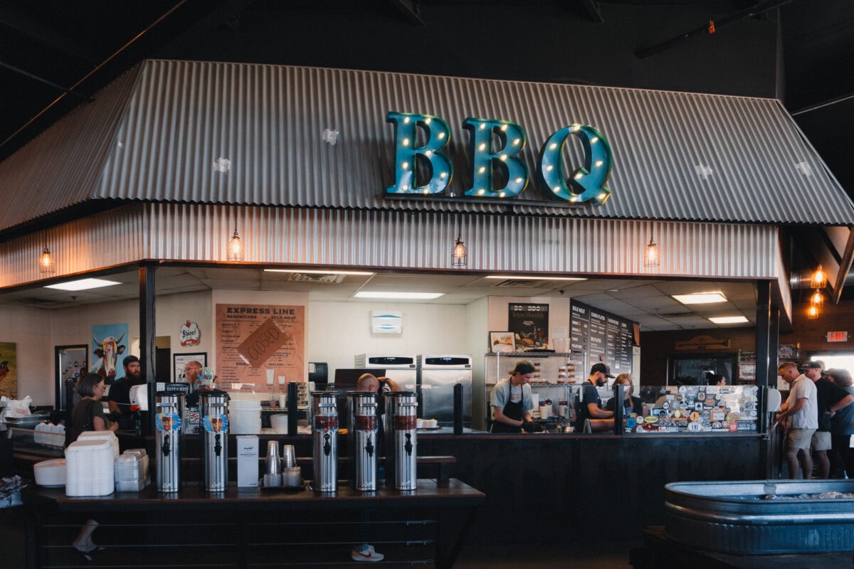BBQ-Restaurant mit Tresen und Personal