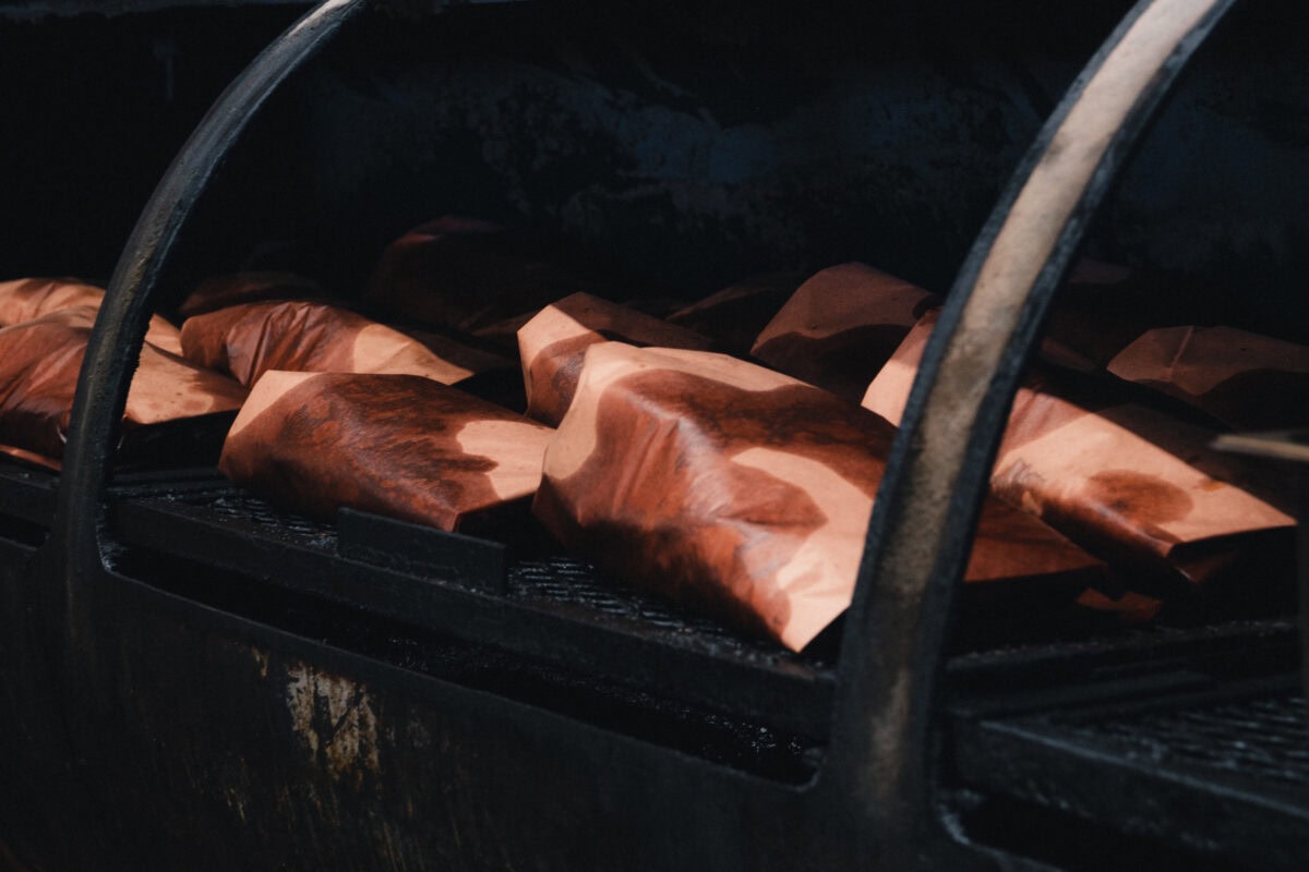 Papierverpacktes Fleisch im Grill
