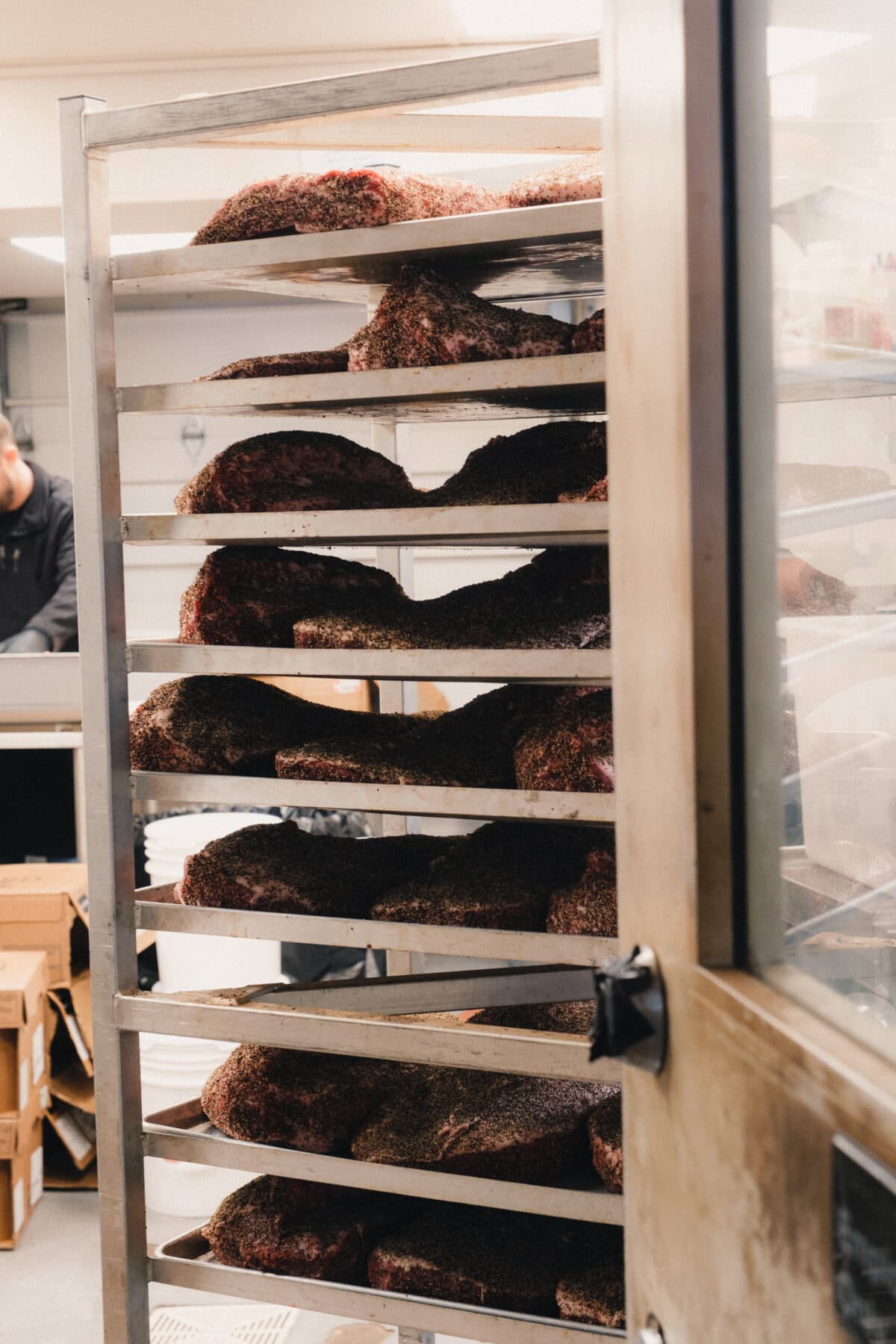 Rohes Fleisch auf Metallregalen vorbereitet