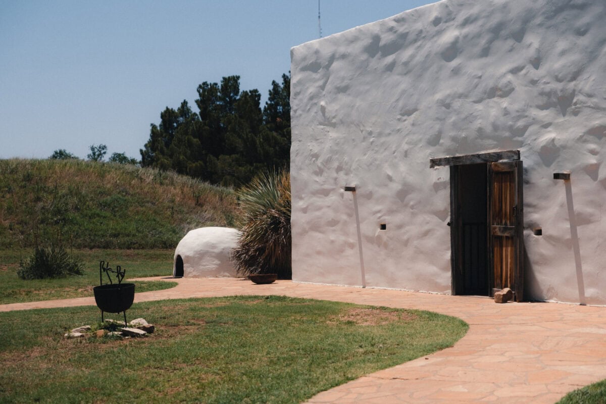 Lehmbauhaus mit Ofen und Garten