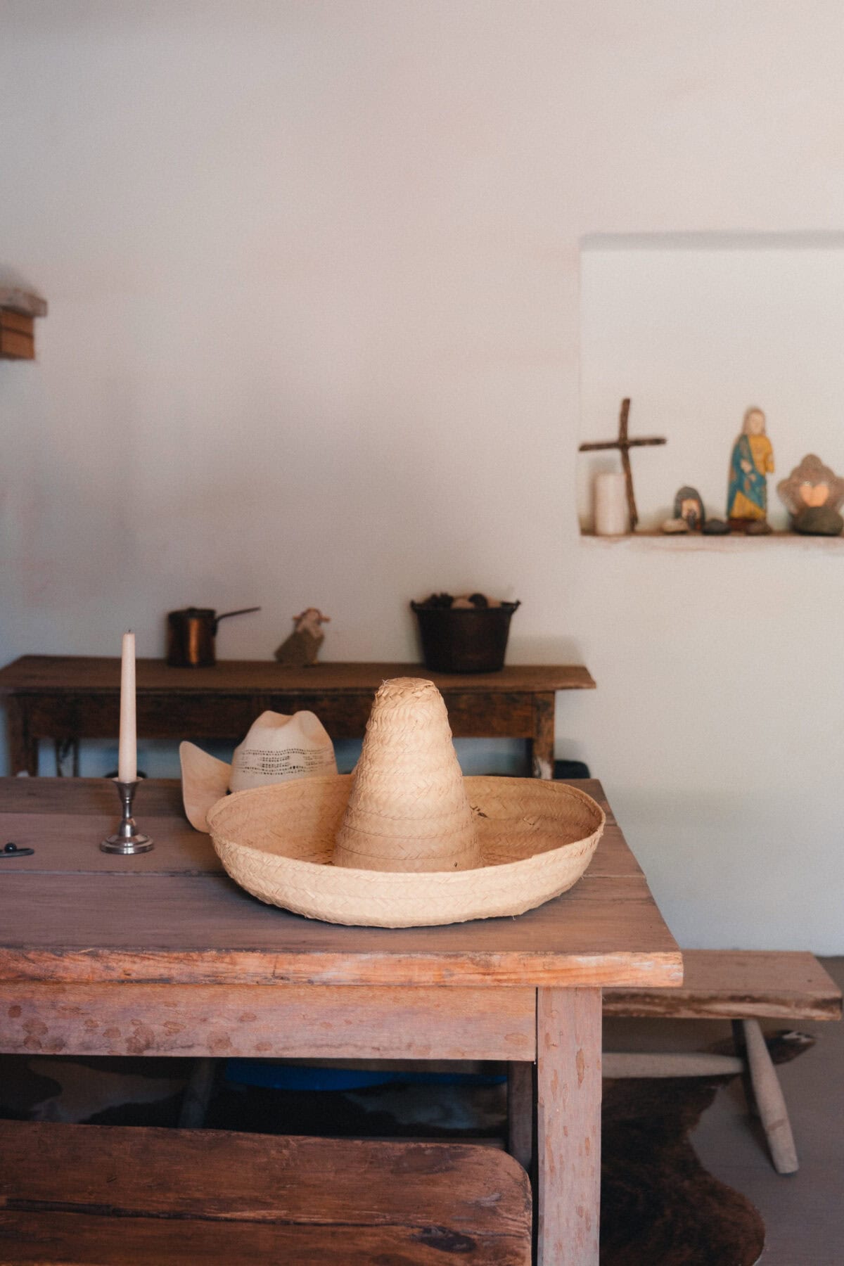 Tisch mit Hut und Kerze im Raum